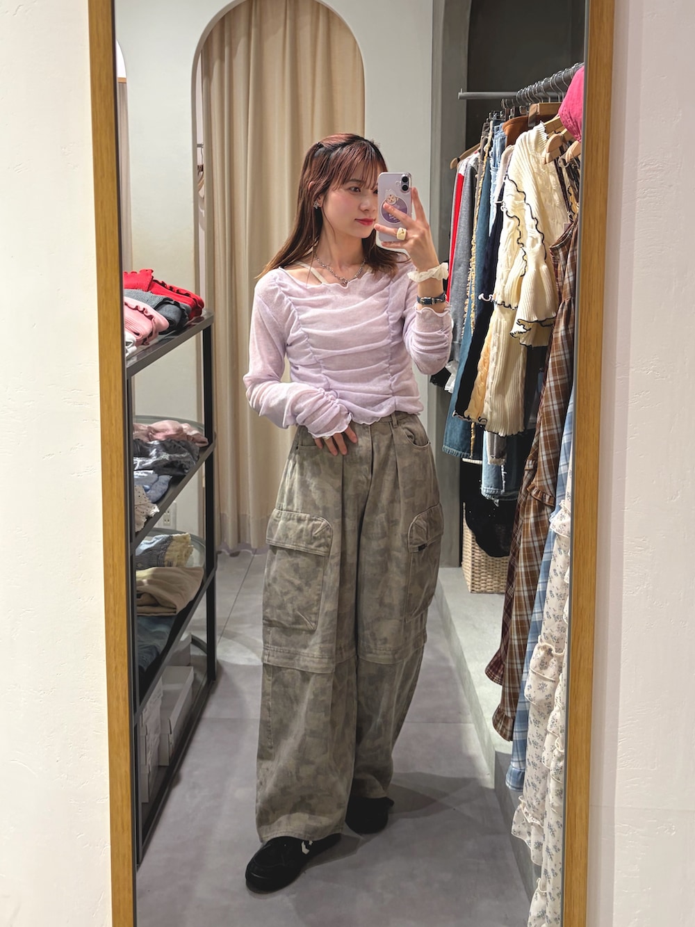 パープル系のTシャツ/カットソー、グリーン系のその他パンツを着用したレディースの春コーディネートの3枚目の写真