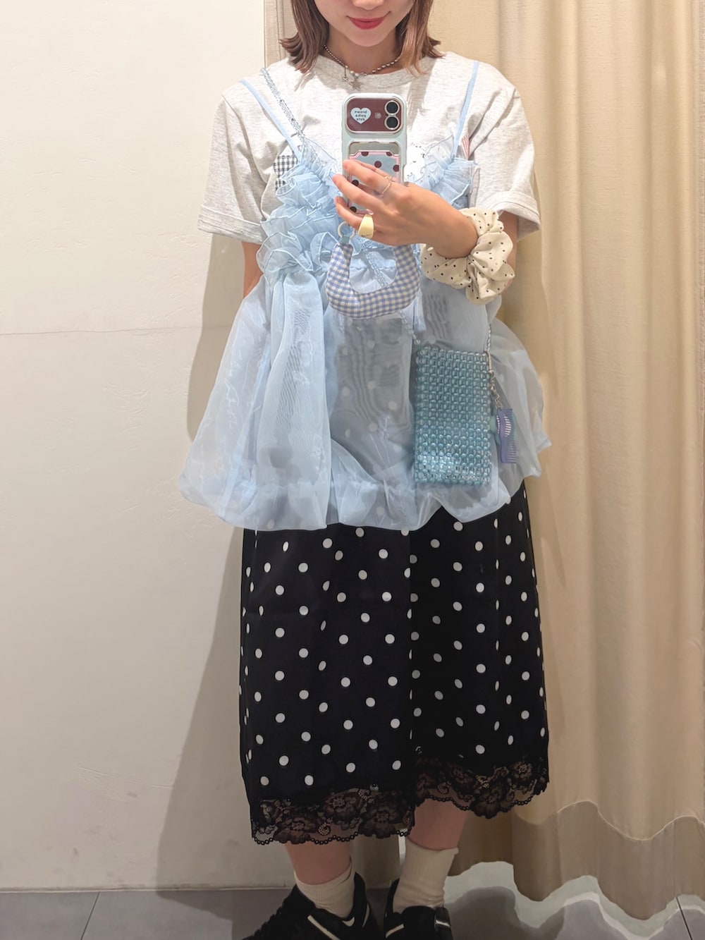ホワイト系のTシャツ/カットソー、ブルー系のキャミソール、ブラック系のスカートを着用したレディースの夏コーディネートの2枚目の写真