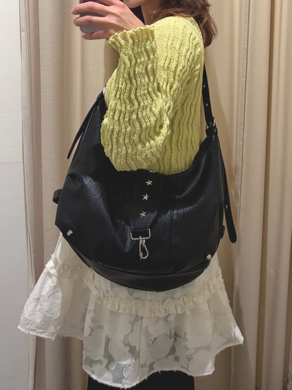 グリーン系のTシャツ/カットソー、ホワイト系のワンピース、ブルー系のデニムパンツを着用したレディースの春コーディネートの3枚目の写真