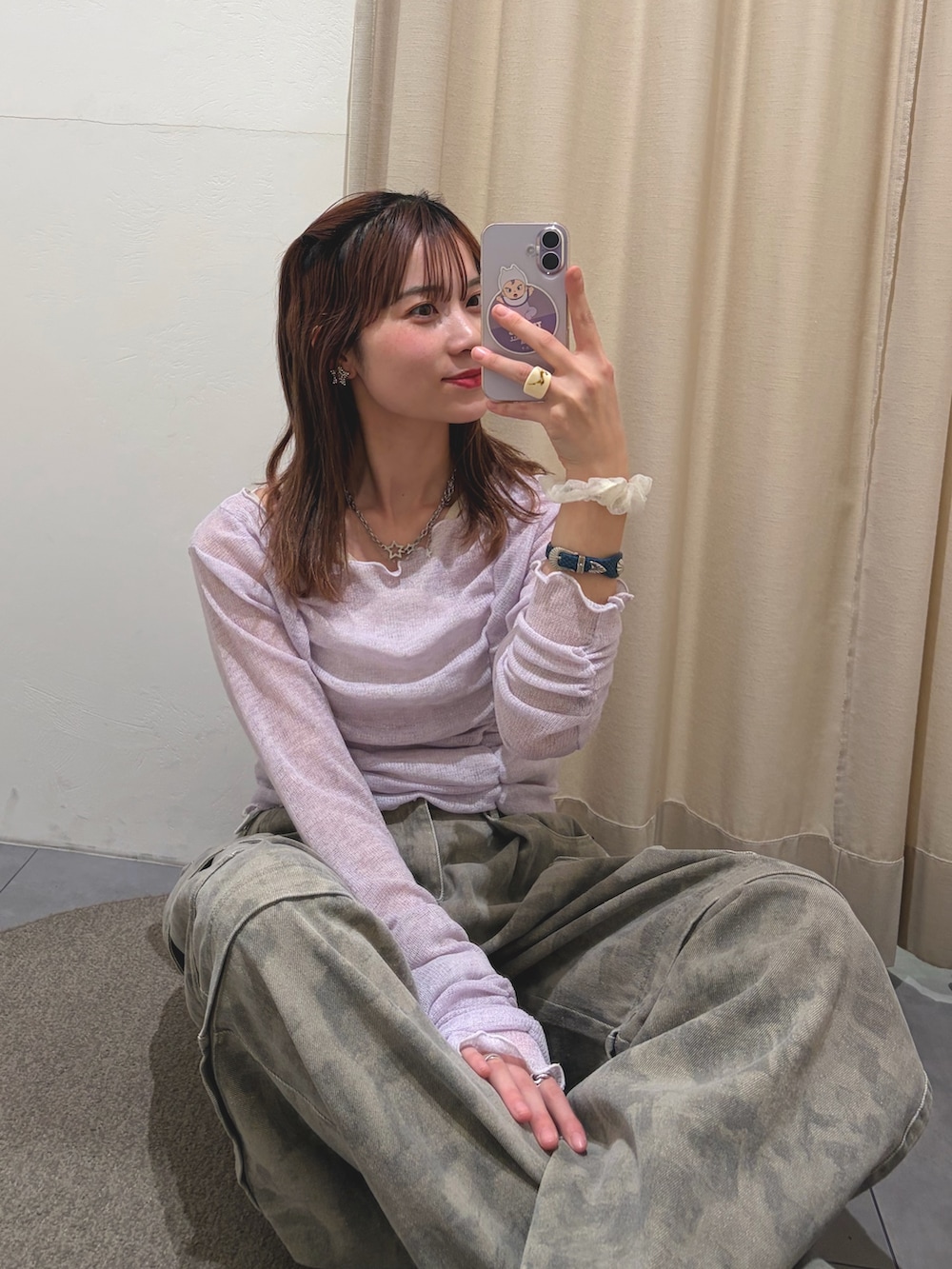 パープル系のTシャツ/カットソー、グリーン系のその他パンツを着用したレディースの春コーディネートの2枚目の写真