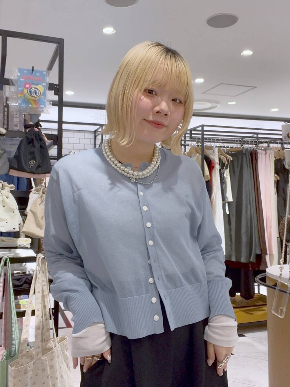 「カジュアル、差し色コーデ、個性派、LOWRYS FARM、ローリーズスタイル_LOWRYS FARM、春コーデ、シアートップス、カーディガン」｜「LOWRYS FARMのパールタレンネックレス　249411（ネックレス、ベージュ系）」を使った、asuuu33さん（レディース・155cm）の春コーディネートの3枚目の写真