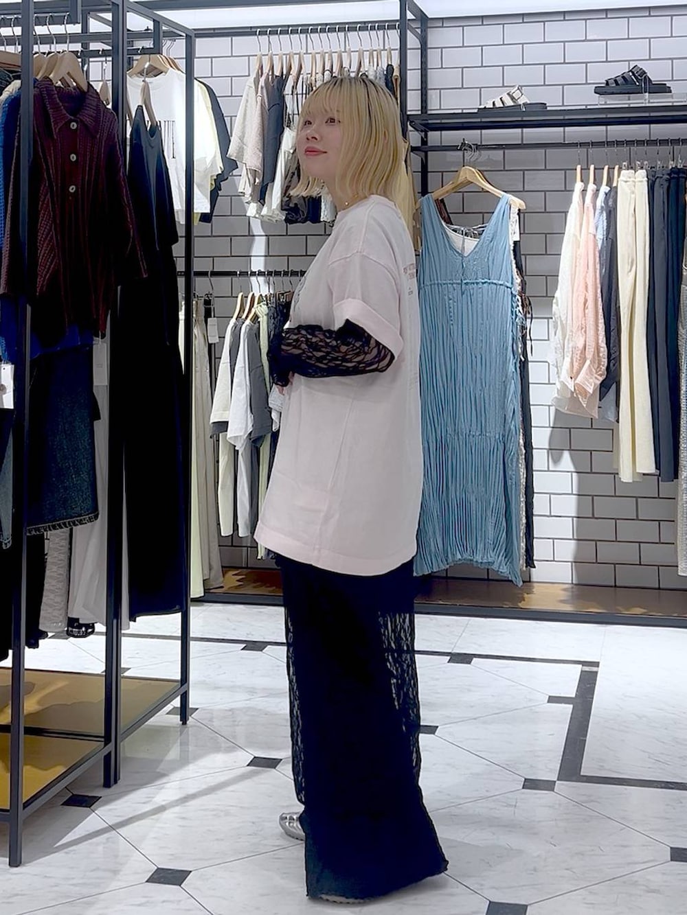 「差し色コーデ、カジュアル、個性派、LOWRYS FARM、ローリーズスタイル_LOWRYS FARM、Tシャツ、レイヤードスタイル」｜「LOWRYS FARMのパールタレンネックレス　249411（ネックレス、ベージュ系）」を使った、asuuu33さん（レディース・155cm）の春コーディネートの4枚目の写真
