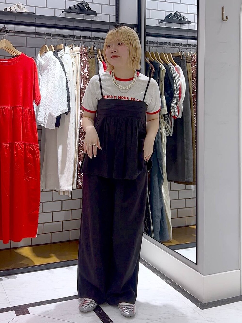 「差し色コーデ、カジュアル、個性派、LOWRYS FARM、ローリーズスタイル_LOWRYS FARM、春コーデ、セットアップ、ノルマンディリネン、ビスチェ、レイヤードスタイル」｜「LOWRYS FARMのノルマンディキャミ　 248337（キャミソール、グレー系）」を使った、asuuu33さん（レディース・155cm）の春コーディネートの2枚目の写真