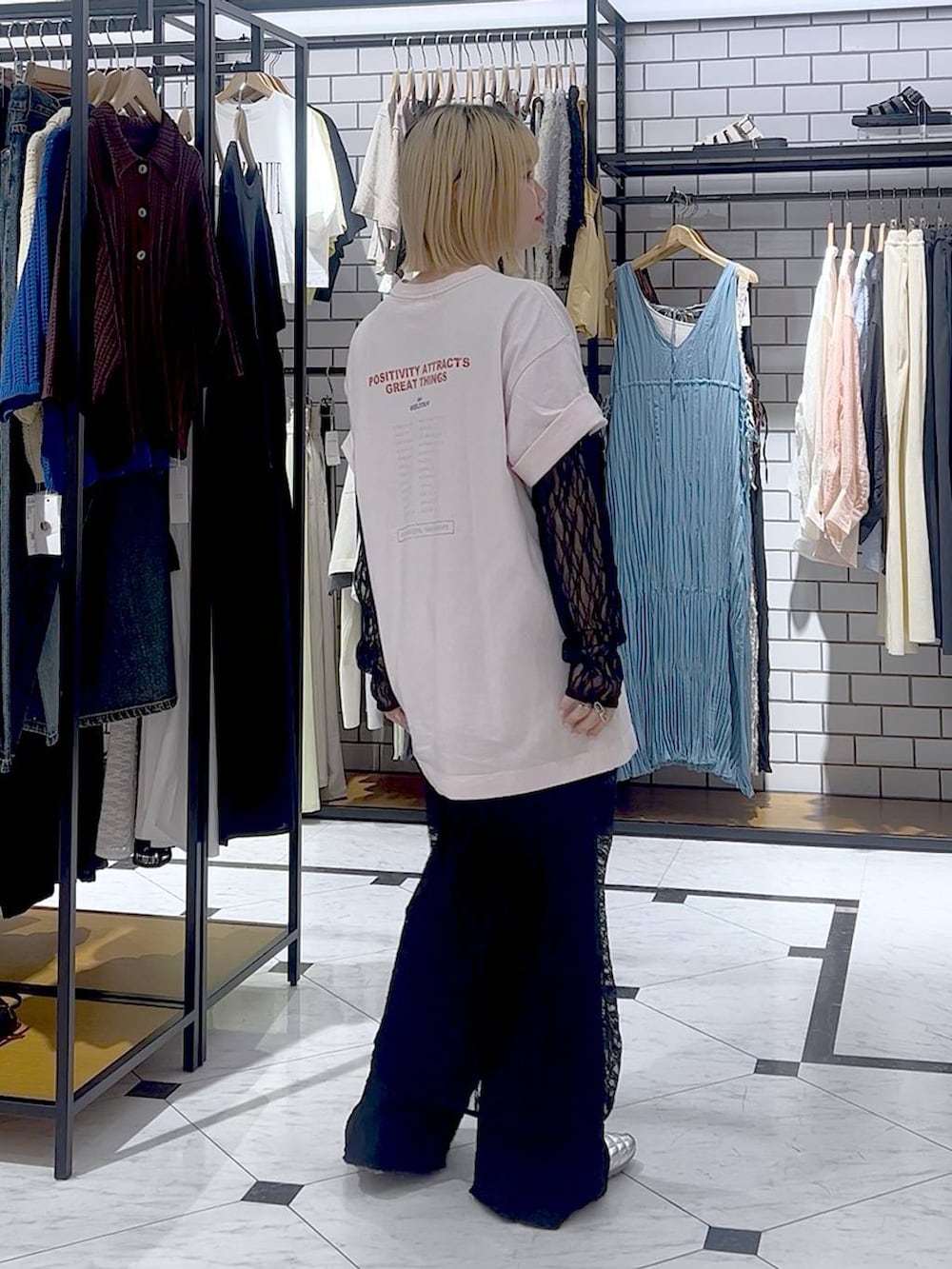 「差し色コーデ、カジュアル、個性派、LOWRYS FARM、ローリーズスタイル_LOWRYS FARM、Tシャツ、レイヤードスタイル」｜「LOWRYS FARMのパールタレンネックレス　249411（ネックレス、ベージュ系）」を使った、asuuu33さん（レディース・155cm）の春コーディネートの5枚目の写真