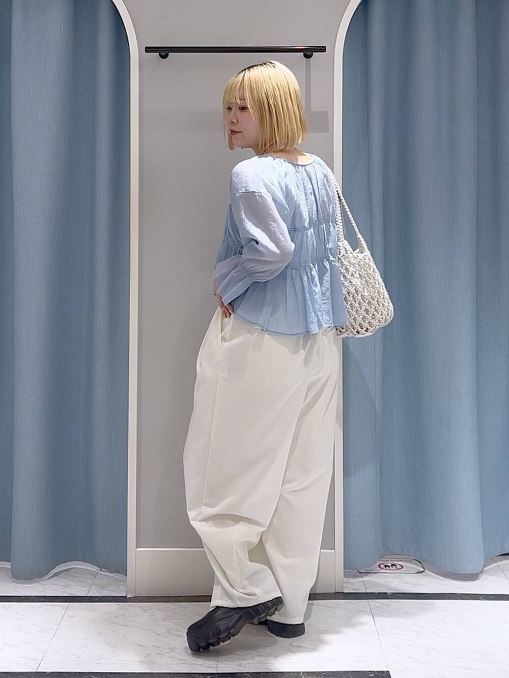 「レイヤードスタイル、パンツ、差し色コーデ、カジュアル、個性派、LOWRYS FARM、ローリーズスタイル_LOWRYS FARM、春コーデ、夏コーデ、ブラウス」｜「LOWRYS FARMのバレエスニーカー　140490（スニーカー、ブラック系）」を使った、asuuu33さん（レディース・155cm）の春コーディネートの4枚目の写真