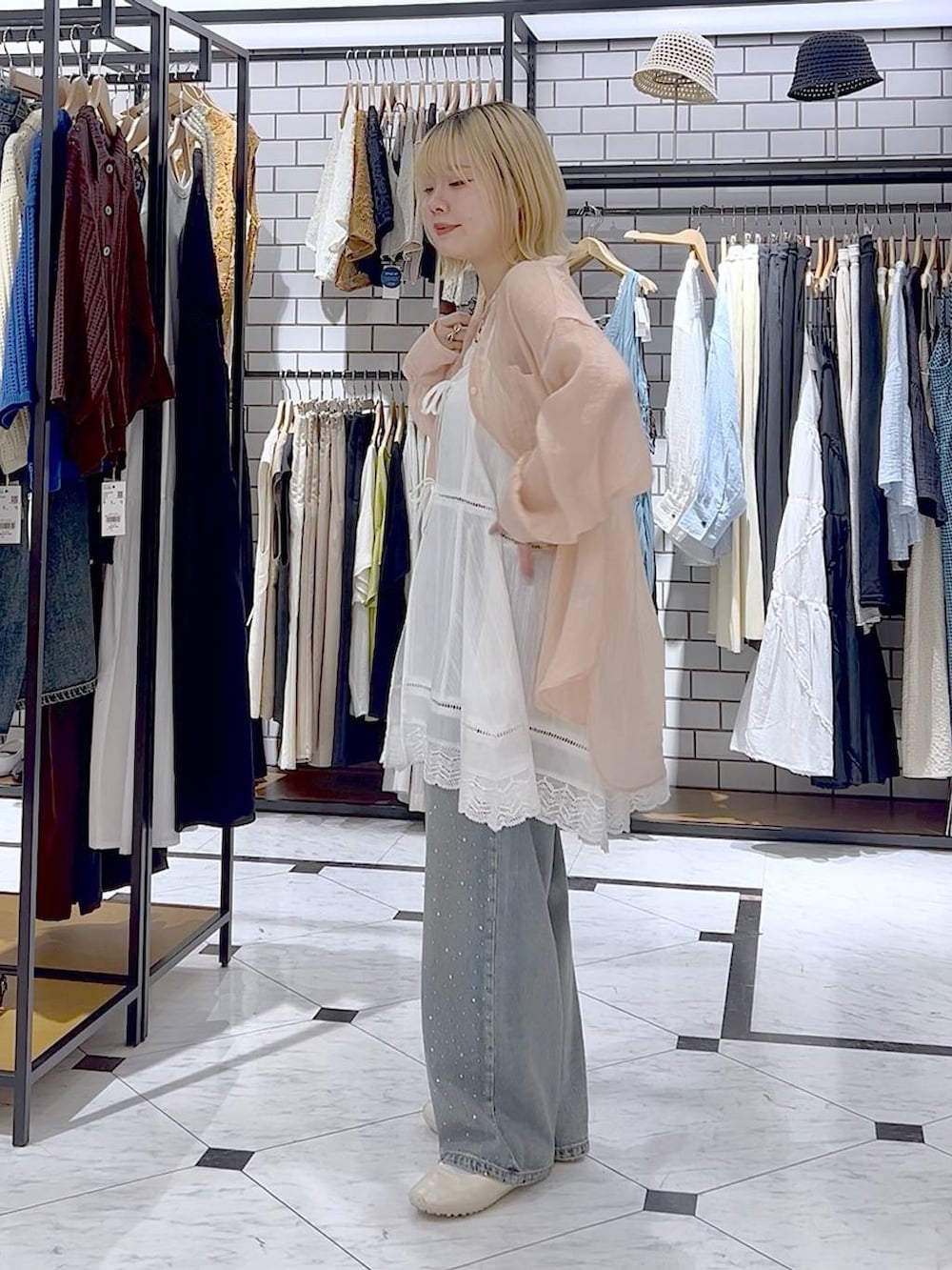 「差し色コーデ、カジュアル、個性派、LOWRYS FARM、ローリーズスタイル_LOWRYS FARM、シャツ、シャツスタイル、シアートップス、ビスチェ、レイヤードスタイル、ワンピース、デニムパンツ、夏コーデ」｜「LOWRYS FARMのビジューワイドストレートＰ 136104（デニムパンツ、ブルー系）」を使った、asuuu33さん（レディース・155cm）の春コーディネートの5枚目の写真