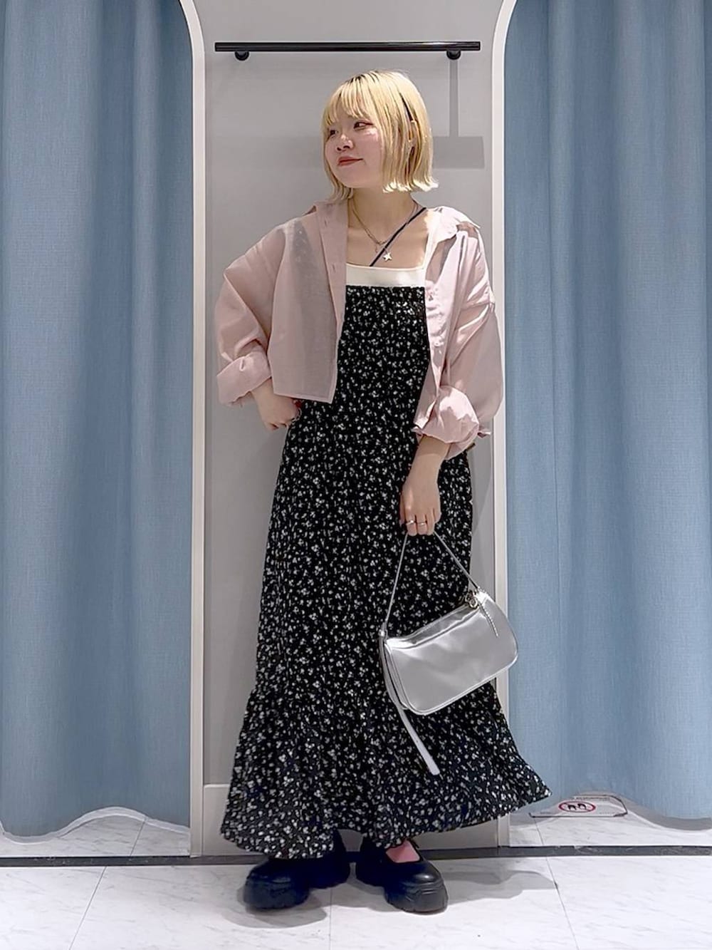 「差し色コーデ、カジュアル、個性派、LOWRYS FARM、ローリーズスタイル_LOWRYS FARM、ワンピース、レイヤードスタイル、シャツ、春コーデ」｜「LOWRYS FARMのバレエスニーカー　140490（スニーカー、ブラック系）」を使った、asuuu33さん（レディース・155cm）の春コーディネートの2枚目の写真
