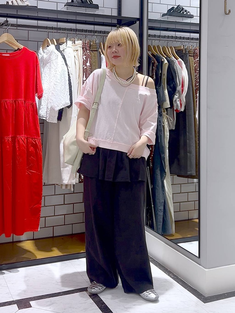 「差し色コーデ、カジュアル、個性派、LOWRYS FARM、ローリーズスタイル_LOWRYS FARM、レイヤードスタイル、春コーデ、Tシャツ、キャミソール」|「LOWRYS FARMのノルマンディキャミ 248337(キャミソール、グレー系)」を使った、asuuu33さん(レディース・155cm)の春コーディネートの2枚目の写真