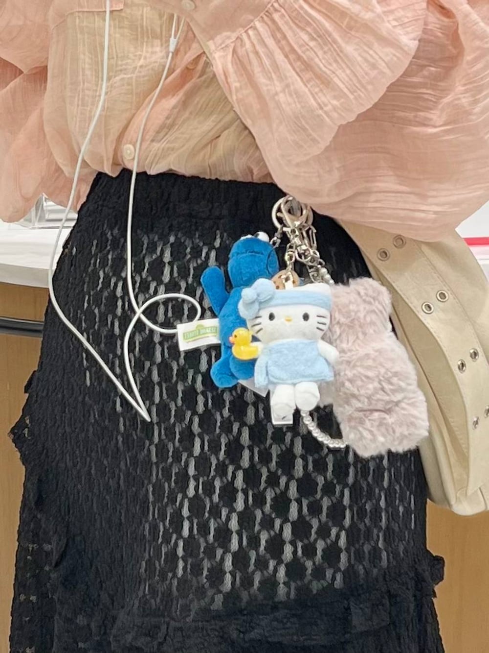 「差し色コーデ、カジュアル、個性派、LOWRYS FARM、ローリーズスタイル_LOWRYS FARM、夏コーデ、シャツ、シャツスタイル、レイヤードスタイル、フレアパンツ、スカート」｜「LOWRYS FARMのポインテッドナローサンダル  287486（サンダル、レッド系）」を使った、asuuu33さん（レディース・155cm）の夏コーディネートの2枚目の写真