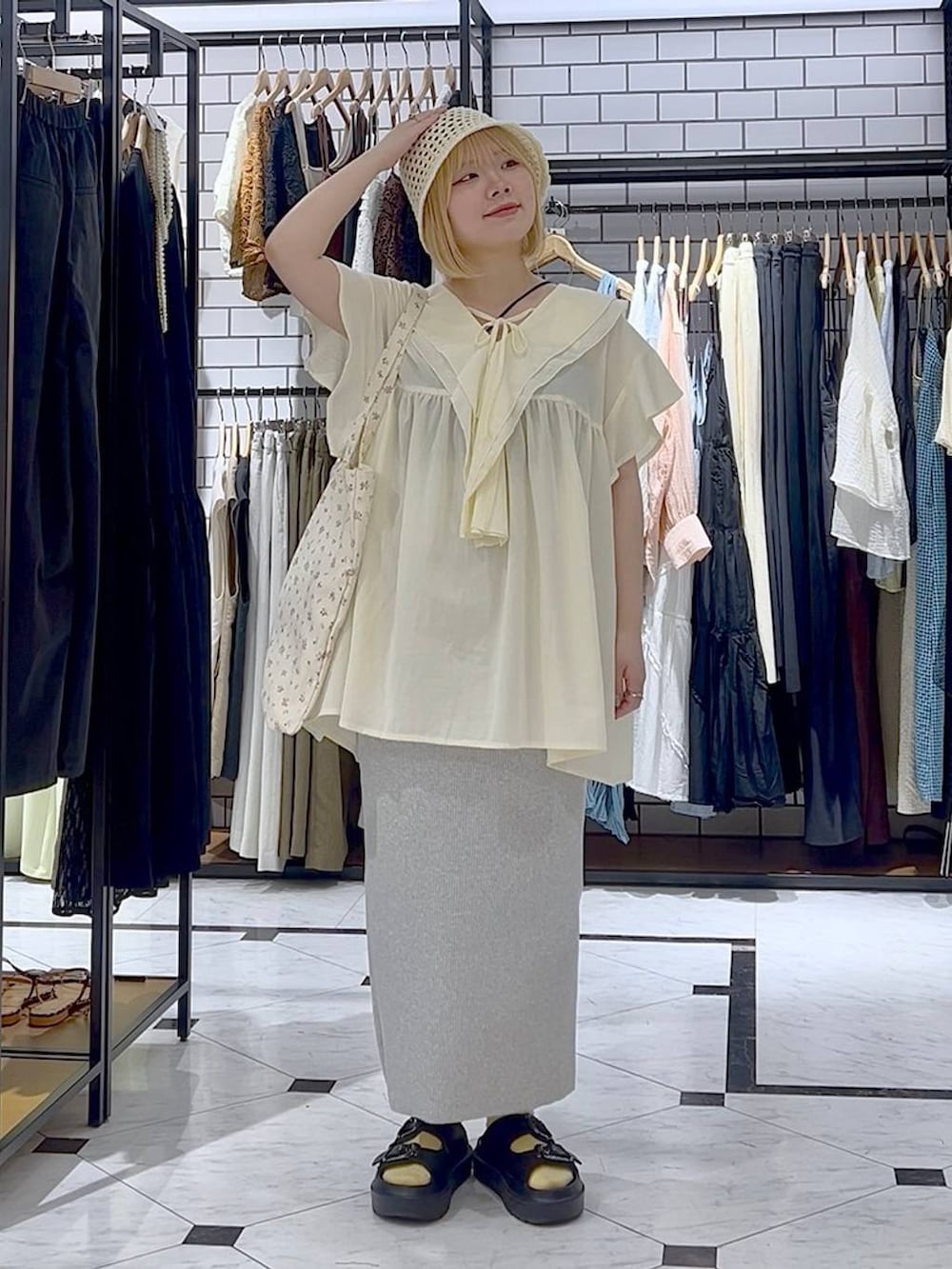 「カジュアル、ホワイトコーデ、差し色コーデ、個性派、LOWRYS FARM、ローリーズスタイル_LOWRYS FARM、夏コーデ、ブラウス、スカート、サンダル」|「LOWRYS FARMのカットリブタイトスカート 103920(スカート、グレー系)」を使った、asuuu33さん(レディース・155cm)の夏コーディネートの2枚目の写真