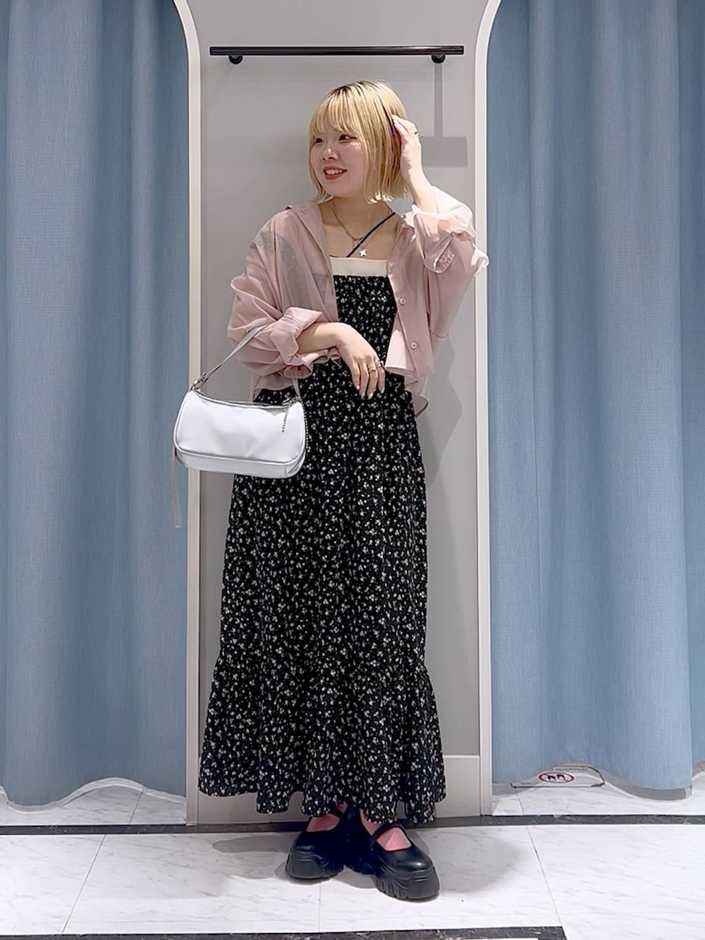「差し色コーデ、カジュアル、個性派、LOWRYS FARM、ローリーズスタイル_LOWRYS FARM、ワンピース、レイヤードスタイル、シャツ、春コーデ」｜「LOWRYS FARMのバレエスニーカー　140490（スニーカー、ブラック系）」を使った、asuuu33さん（レディース・155cm）の春コーディネートの5枚目の写真