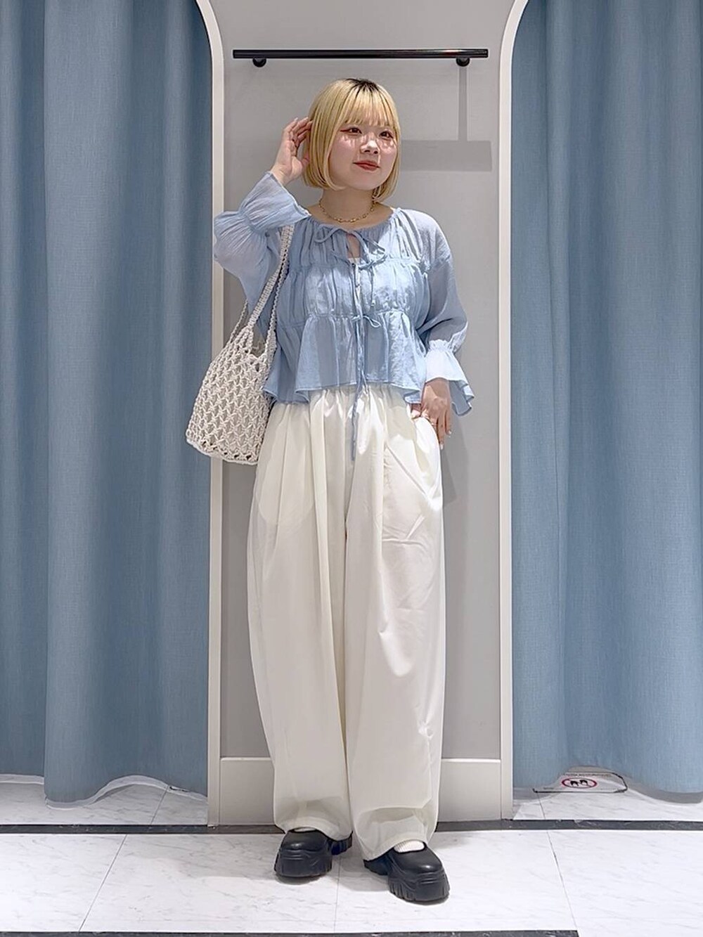 「レイヤードスタイル、パンツ、差し色コーデ、カジュアル、個性派、LOWRYS FARM、ローリーズスタイル_LOWRYS FARM、春コーデ、夏コーデ、ブラウス」｜「LOWRYS FARMのバレエスニーカー　140490（スニーカー、ブラック系）」を使った、asuuu33さん（レディース・155cm）の春コーディネートの6枚目の写真