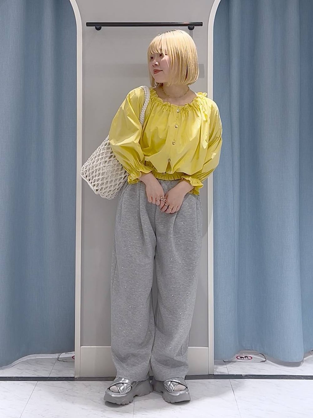 「差し色コーデ、カジュアル、個性派、LOWRYS FARM、ローリーズスタイル_LOWRYS FARM、春コーデ、スウェットパンツ、ブラウス」｜「LOWRYS FARMのマクラメキンチャクツキトート　 284437（トートバッグ、ホワイト系）」を使った、asuuu33さん（レディース・155cm）の春コーディネートの2枚目の写真