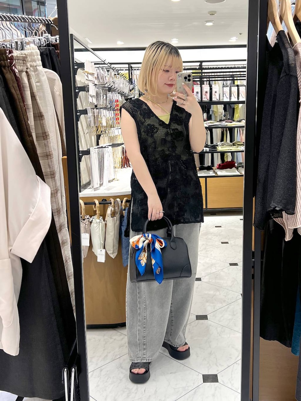 「差し色コーデ、カジュアル、個性派、LOWRYS FARM、ローリーズスタイル_LOWRYS FARM、ベスト、レイヤードスタイル、デニムパンツ」｜「LOWRYS FARMのカンドウフィットニットサンダル 283661（サンダル、ブラック系）」を使った、asuuu33さん（レディース・155cm）の夏コーディネートの3枚目の写真