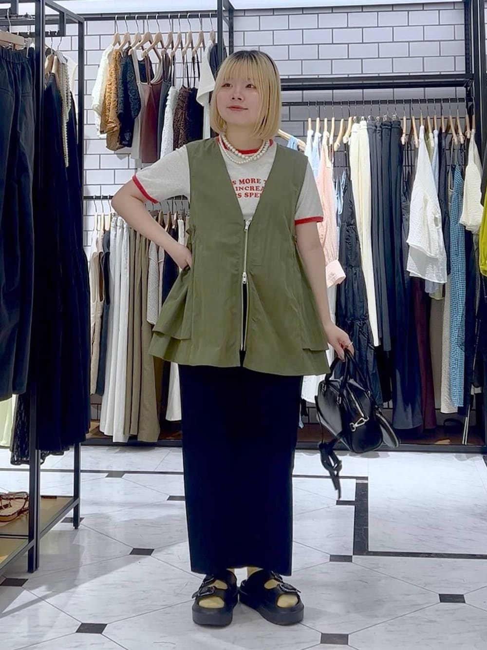 「差し色コーデ、カジュアル、個性派、LOWRYS FARM、ローリーズスタイル_LOWRYS FARM、スカート、夏コーデ、サンダル、Tシャツ、レイヤードスタイル」｜「LOWRYS FARMのカットリブタイトスカート　103920（スカート、ブラック系）」を使った、asuuu33さん（レディース・155cm）の春コーディネートの2枚目の写真