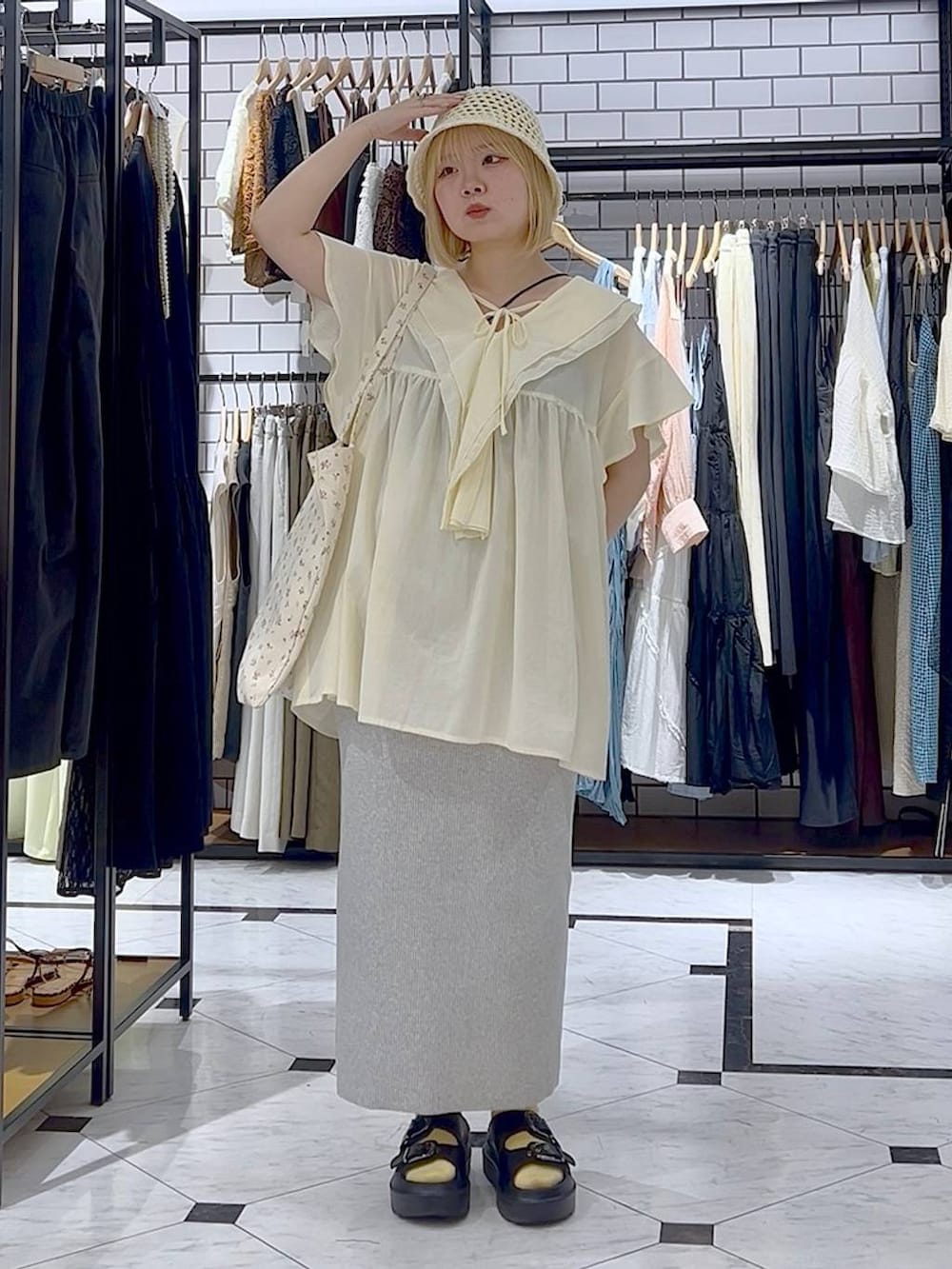 「カジュアル、ホワイトコーデ、差し色コーデ、個性派、LOWRYS FARM、ローリーズスタイル_LOWRYS FARM、夏コーデ、ブラウス、スカート、サンダル」|「LOWRYS FARMのカットリブタイトスカート 103920(スカート、グレー系)」を使った、asuuu33さん(レディース・155cm)の夏コーディネートの7枚目の写真