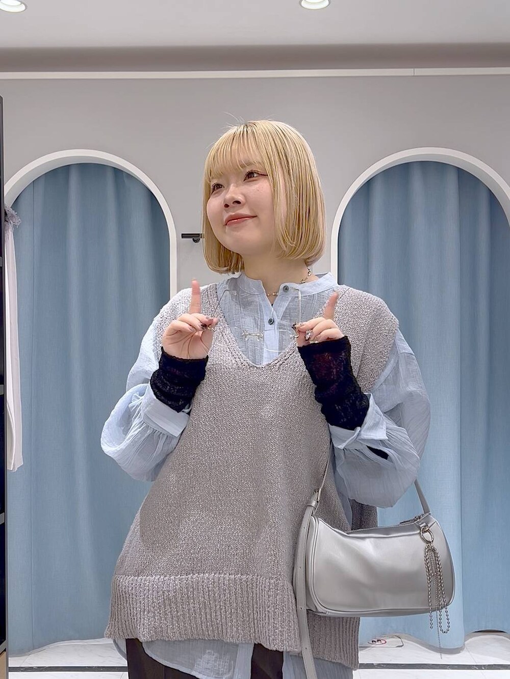 「春コーデ、ベスト、差し色コーデ、カジュアル、個性派、LOWRYS FARM、ローリーズスタイル_LOWRYS FARM、シャツ、レイヤードスタイル」|「LOWRYS FARMのEYEWEAR 128533(メガネ、その他)」を使った、asuuu33さん(レディース・155cm)の春コーディネートの5枚目の写真