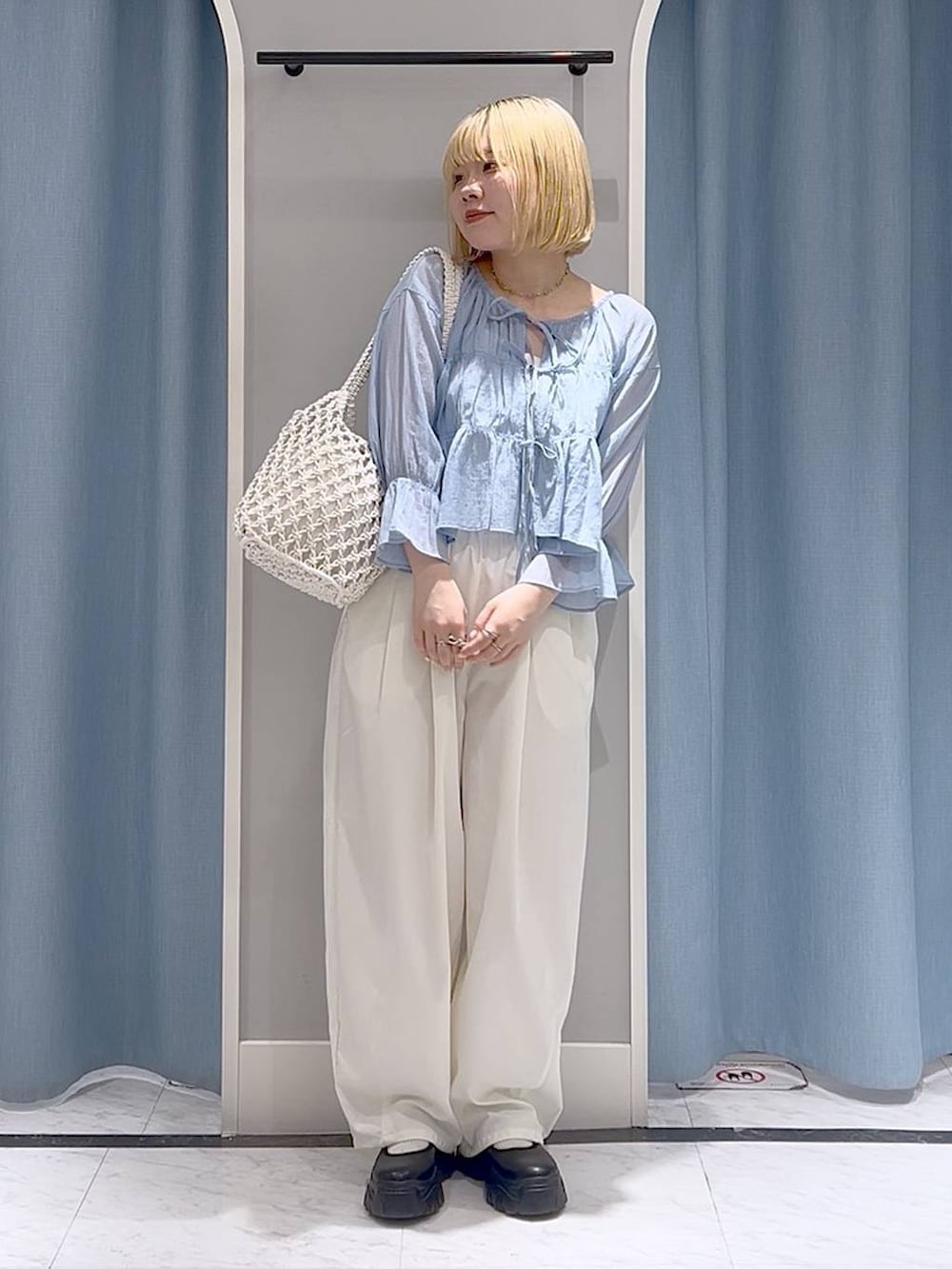 「レイヤードスタイル、パンツ、差し色コーデ、カジュアル、個性派、LOWRYS FARM、ローリーズスタイル_LOWRYS FARM、春コーデ、夏コーデ、ブラウス」｜「LOWRYS FARMのバレエスニーカー　140490（スニーカー、ブラック系）」を使った、asuuu33さん（レディース・155cm）の春コーディネートの2枚目の写真