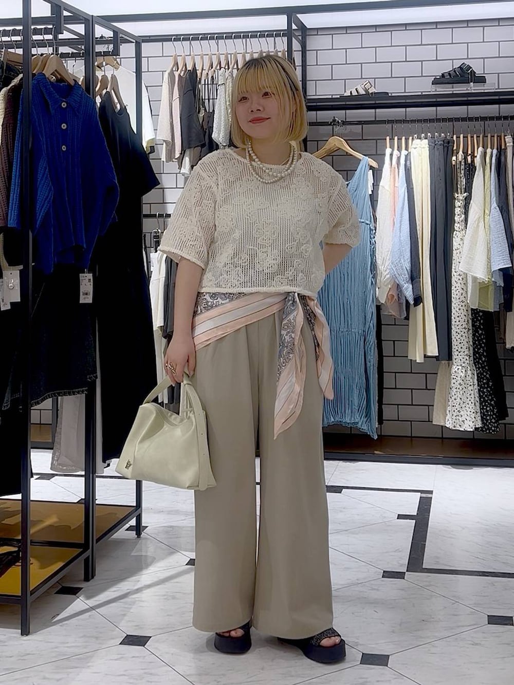 「差し色コーデ、カジュアル、個性派、LOWRYS FARM、ローリーズスタイル_LOWRYS FARM、レイヤードスタイル、スカーフ、パンツ、夏コーデ」｜「LOWRYS FARMのパールタレンネックレス　249411（ネックレス、ベージュ系）」を使った、asuuu33さん（レディース・155cm）の春コーディネートの3枚目の写真