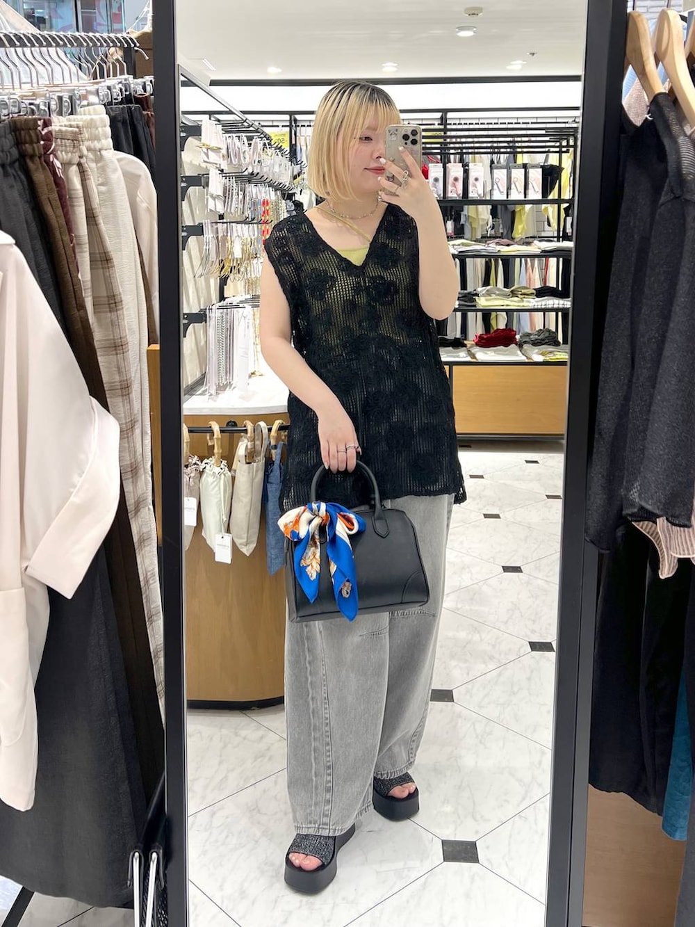 「差し色コーデ、カジュアル、個性派、LOWRYS FARM、ローリーズスタイル_LOWRYS FARM、ベスト、レイヤードスタイル、デニムパンツ」｜「LOWRYS FARMのカンドウフィットニットサンダル 283661（サンダル、ブラック系）」を使った、asuuu33さん（レディース・155cm）の夏コーディネートの2枚目の写真