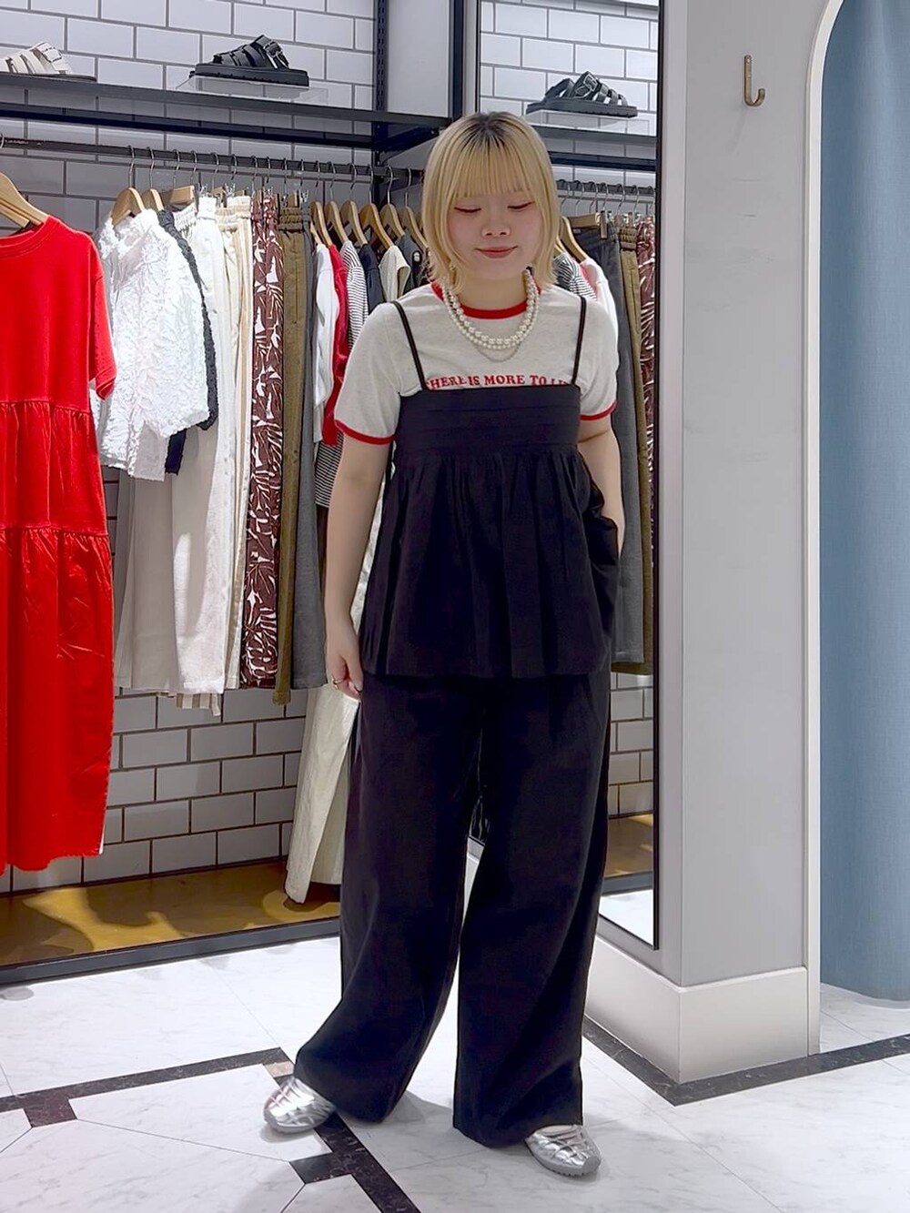 「差し色コーデ、カジュアル、個性派、LOWRYS FARM、ローリーズスタイル_LOWRYS FARM、春コーデ、セットアップ、ノルマンディリネン、ビスチェ、レイヤードスタイル」｜「LOWRYS FARMのノルマンディキャミ　 248337（キャミソール、グレー系）」を使った、asuuu33さん（レディース・155cm）の春コーディネートの6枚目の写真