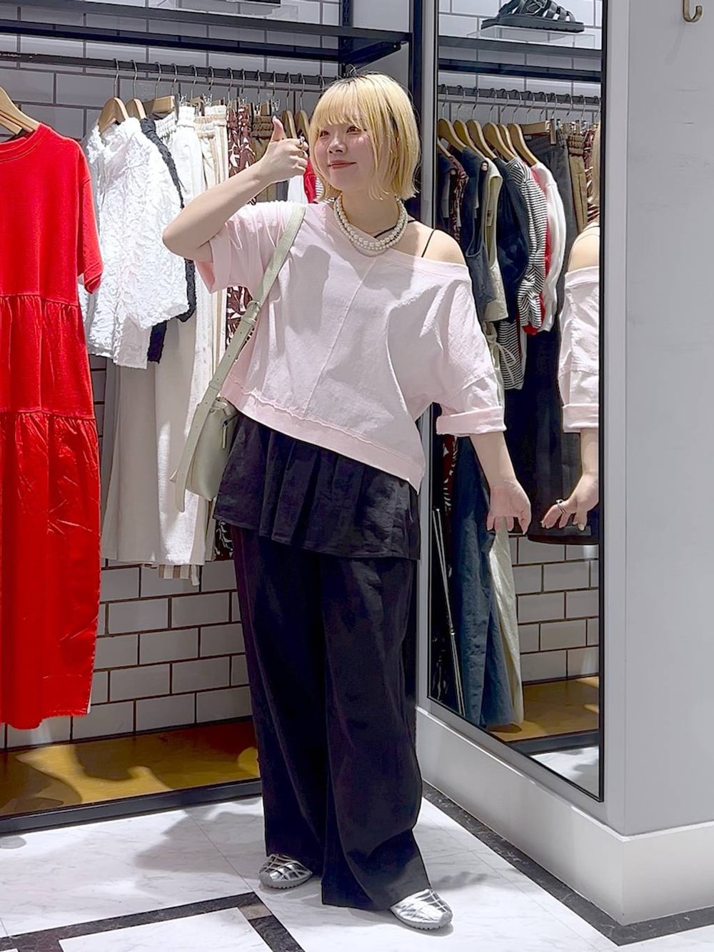 「差し色コーデ、カジュアル、個性派、LOWRYS FARM、ローリーズスタイル_LOWRYS FARM、レイヤードスタイル、春コーデ、Tシャツ、キャミソール」|「LOWRYS FARMのノルマンディキャミ 248337(キャミソール、グレー系)」を使った、asuuu33さん(レディース・155cm)の春コーディネートの6枚目の写真