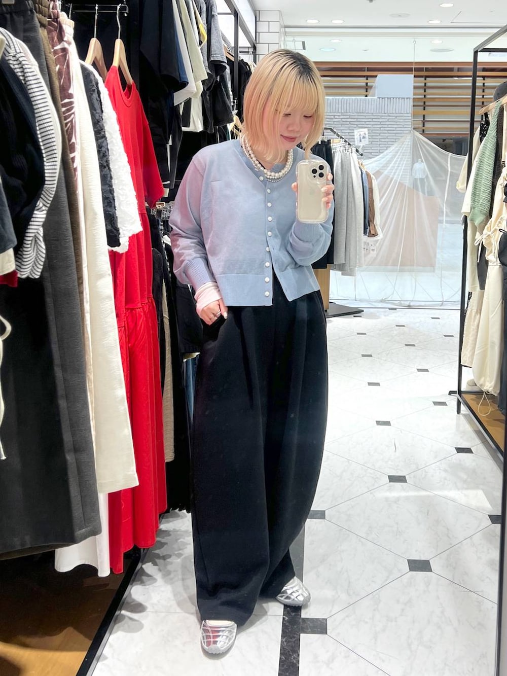 「カジュアル、差し色コーデ、個性派、LOWRYS FARM、ローリーズスタイル_LOWRYS FARM、春コーデ、シアートップス、カーディガン」｜「LOWRYS FARMのパールタレンネックレス　249411（ネックレス、ベージュ系）」を使った、asuuu33さん（レディース・155cm）の春コーディネートの2枚目の写真
