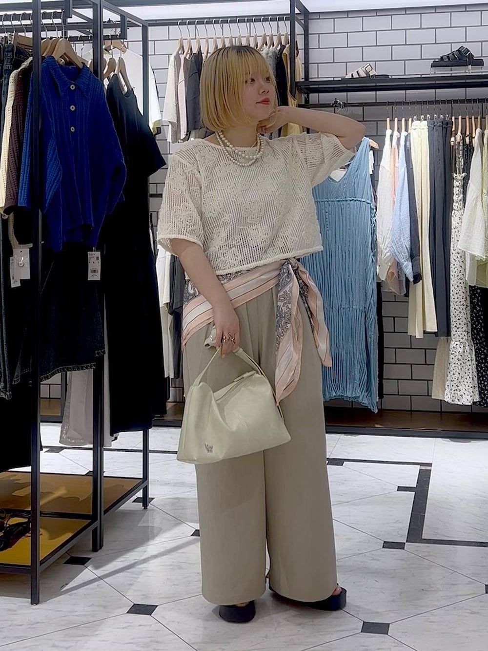 「差し色コーデ、カジュアル、個性派、LOWRYS FARM、ローリーズスタイル_LOWRYS FARM、レイヤードスタイル、スカーフ、パンツ、夏コーデ」｜「LOWRYS FARMのパールタレンネックレス　249411（ネックレス、ベージュ系）」を使った、asuuu33さん（レディース・155cm）の春コーディネートの5枚目の写真