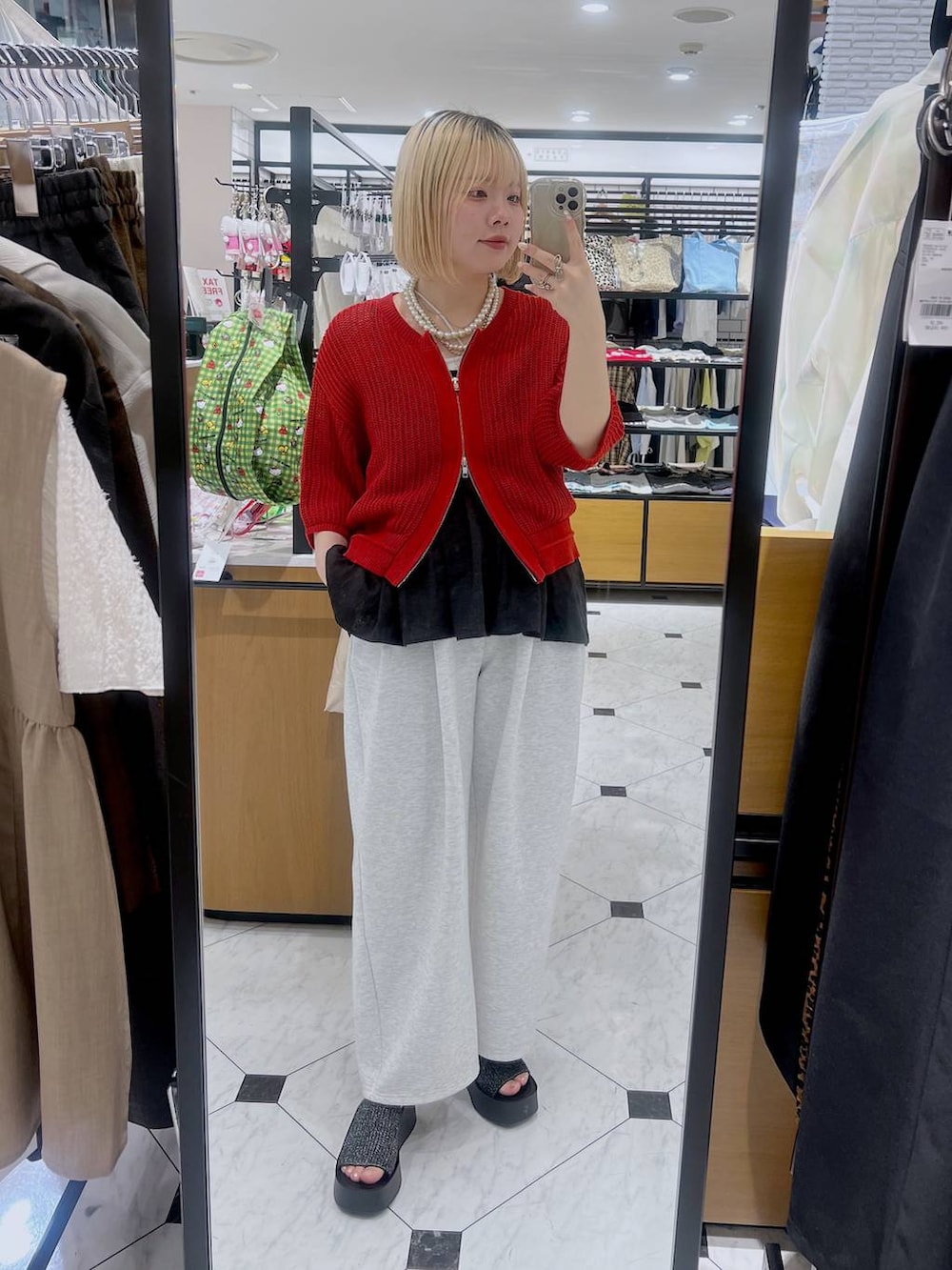 「差し色コーデ、カジュアル、個性派、LOWRYS FARM、ローリーズスタイル_LOWRYS FARM、レイヤードスタイル、カーディガン、ビスチェ、スウェットパンツ、夏コーデ」|「LOWRYS FARMのノルマンディキャミ 248337(キャミソール、グレー系)」を使った、asuuu33さん(レディース・155cm)の春コーディネートの2枚目の写真