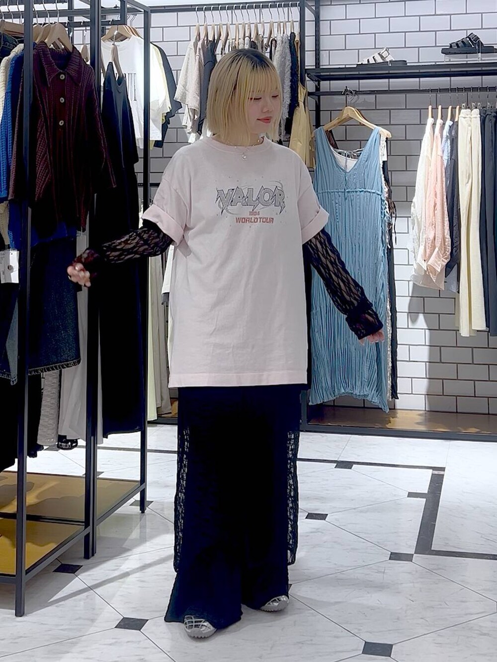 「差し色コーデ、カジュアル、個性派、LOWRYS FARM、ローリーズスタイル_LOWRYS FARM、Tシャツ、レイヤードスタイル」｜「LOWRYS FARMのパールタレンネックレス　249411（ネックレス、ベージュ系）」を使った、asuuu33さん（レディース・155cm）の春コーディネートの3枚目の写真