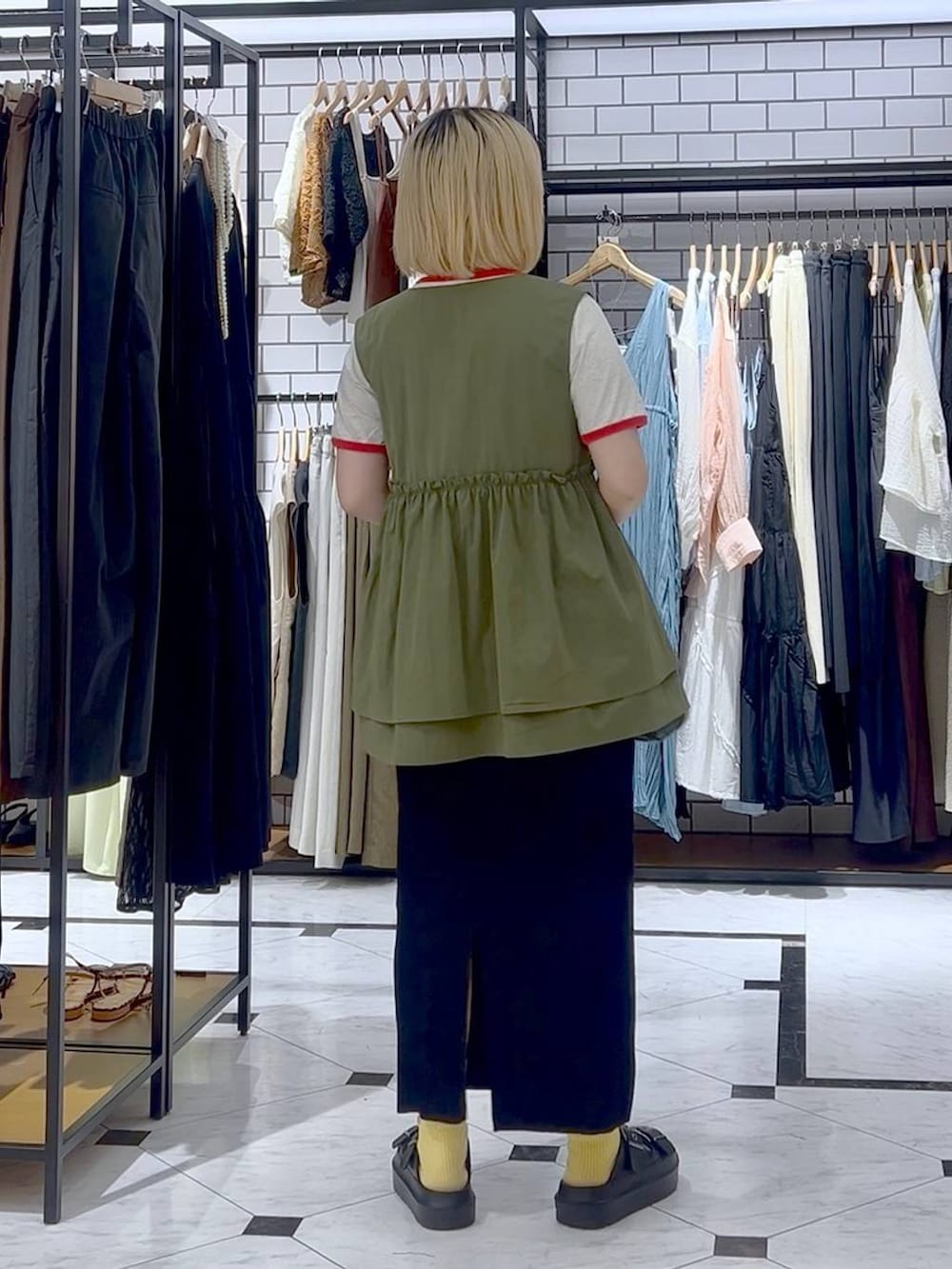 「差し色コーデ、カジュアル、個性派、LOWRYS FARM、ローリーズスタイル_LOWRYS FARM、スカート、夏コーデ、サンダル、Tシャツ、レイヤードスタイル」｜「LOWRYS FARMのカットリブタイトスカート　103920（スカート、ブラック系）」を使った、asuuu33さん（レディース・155cm）の春コーディネートの6枚目の写真