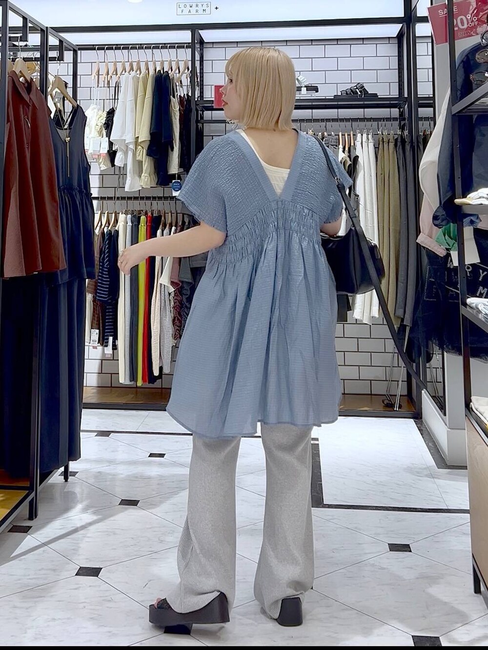 ホワイト系のタンクトップ、ブラック系のサンダル、ブラック系のショルダーバッグを着用したレディースの夏コーディネートの4枚目の写真