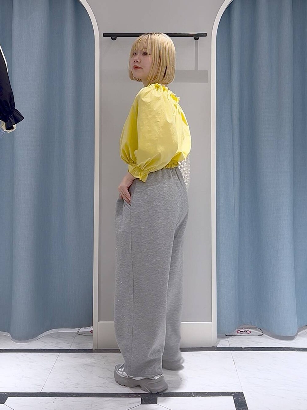 「差し色コーデ、カジュアル、個性派、LOWRYS FARM、ローリーズスタイル_LOWRYS FARM、春コーデ、スウェットパンツ、ブラウス」｜「LOWRYS FARMのマクラメキンチャクツキトート　 284437（トートバッグ、ホワイト系）」を使った、asuuu33さん（レディース・155cm）の春コーディネートの4枚目の写真