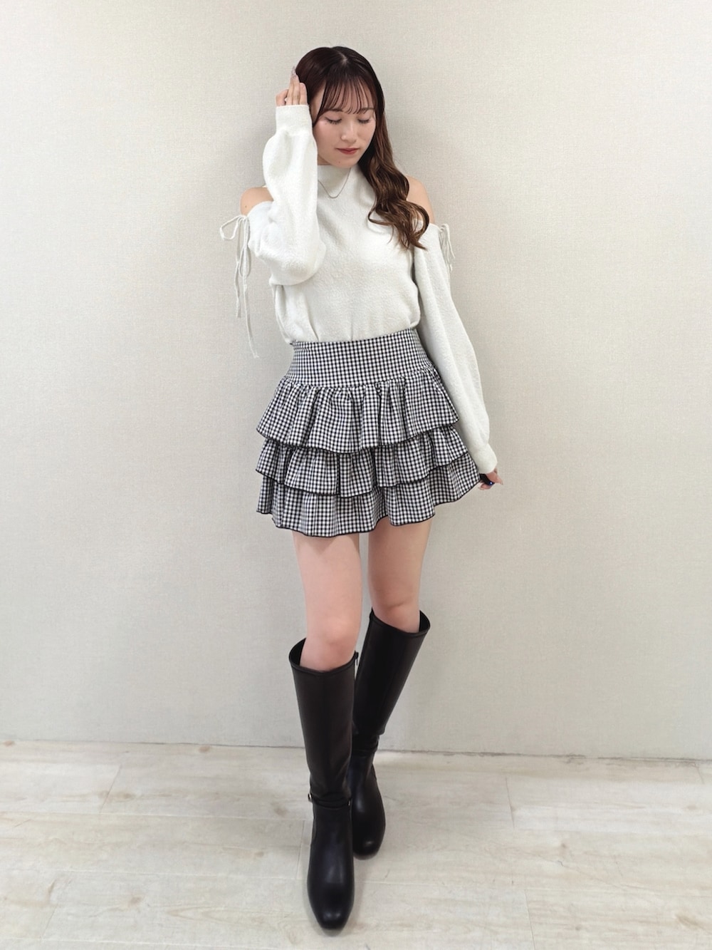 その他のトップス、ブラック系のスカート、ブラック系のブーツを着用したレディースの冬コーディネートの2枚目の写真