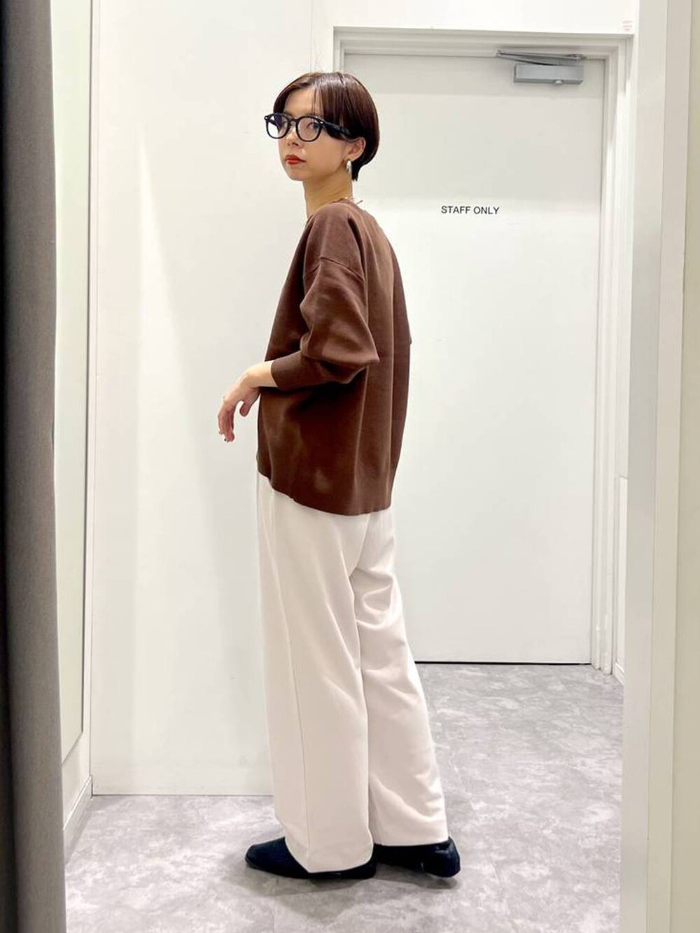 その他のショルダーバッグ、ブラウン系のスウェット、ホワイト系のその他パンツを着用したレディースの秋コーディネートの3枚目の写真