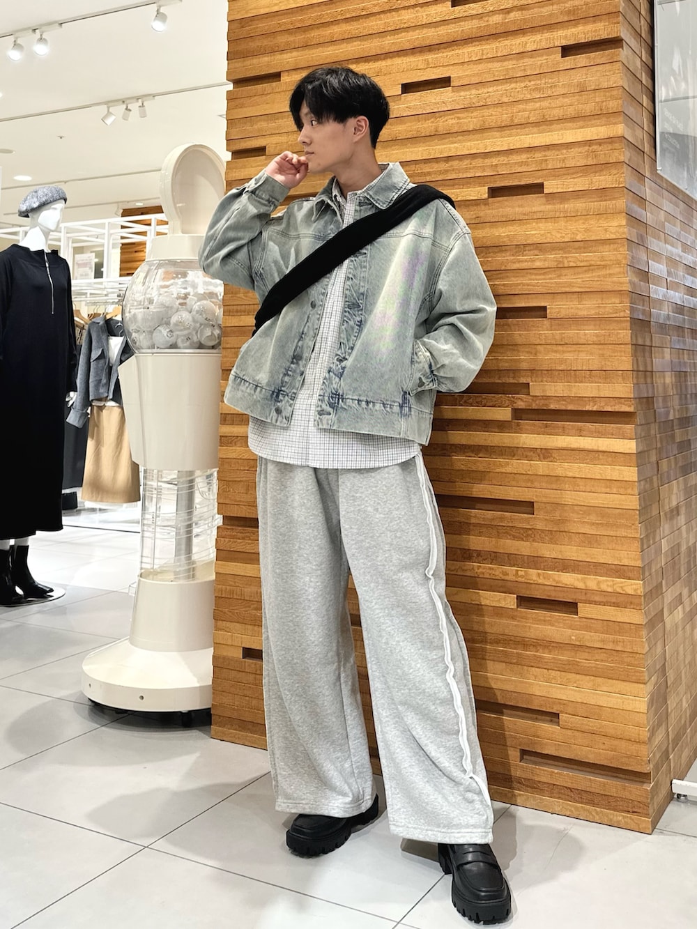 ホワイト系のシャツ/ブラウス、グリーン系のその他パンツ、ブラック系のローファーを着用したメンズの秋コーディネートの2枚目の写真