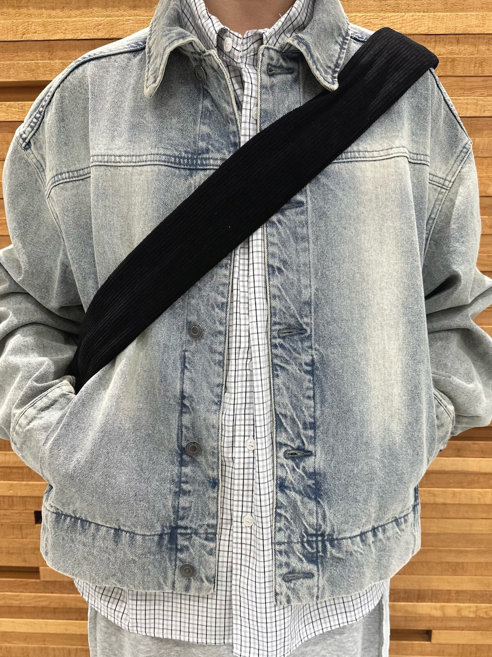 ホワイト系のシャツ/ブラウス、グリーン系のその他パンツ、ブラック系のローファーを着用したメンズの秋コーディネートの3枚目の写真