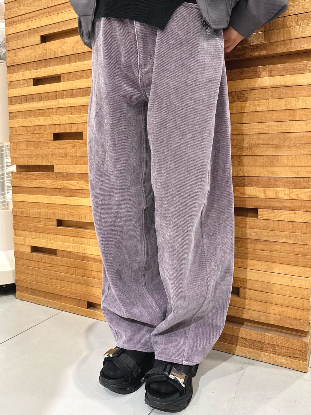 ブラック系のニット/セーター、パープル系のブルゾン、パープル系のその他パンツを着用したメンズの秋コーディネートの4枚目の写真