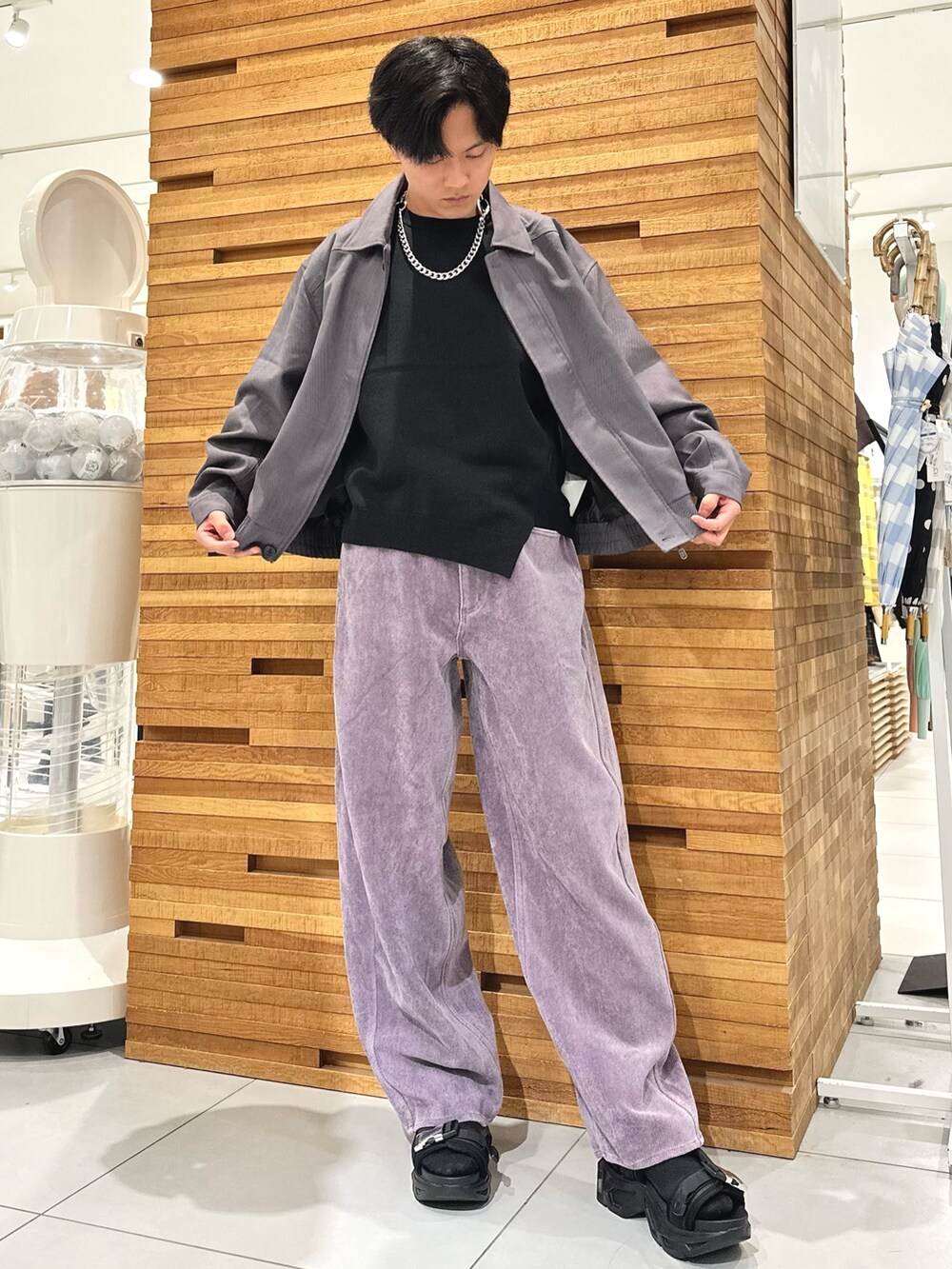 ブラック系のニット/セーター、パープル系のブルゾン、パープル系のその他パンツを着用したメンズの秋コーディネートの2枚目の写真