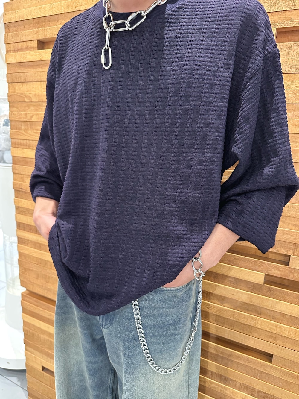パープル系のTシャツ/カットソー、ブルー系のデニムパンツを着用したメンズの秋コーディネートの3枚目の写真