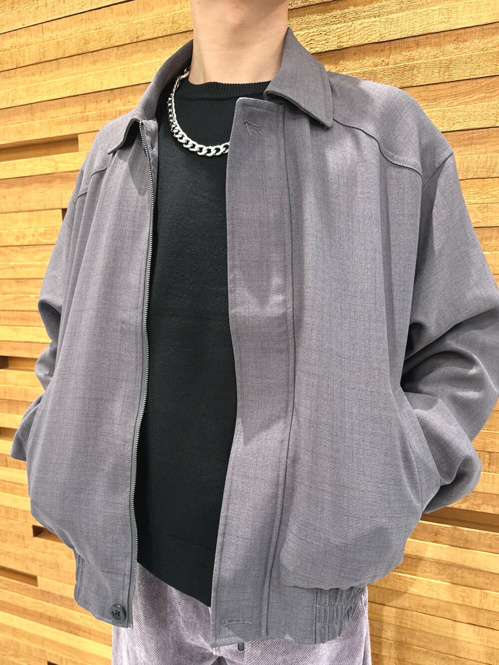 ブラック系のニット/セーター、パープル系のブルゾン、パープル系のその他パンツを着用したメンズの秋コーディネートの3枚目の写真