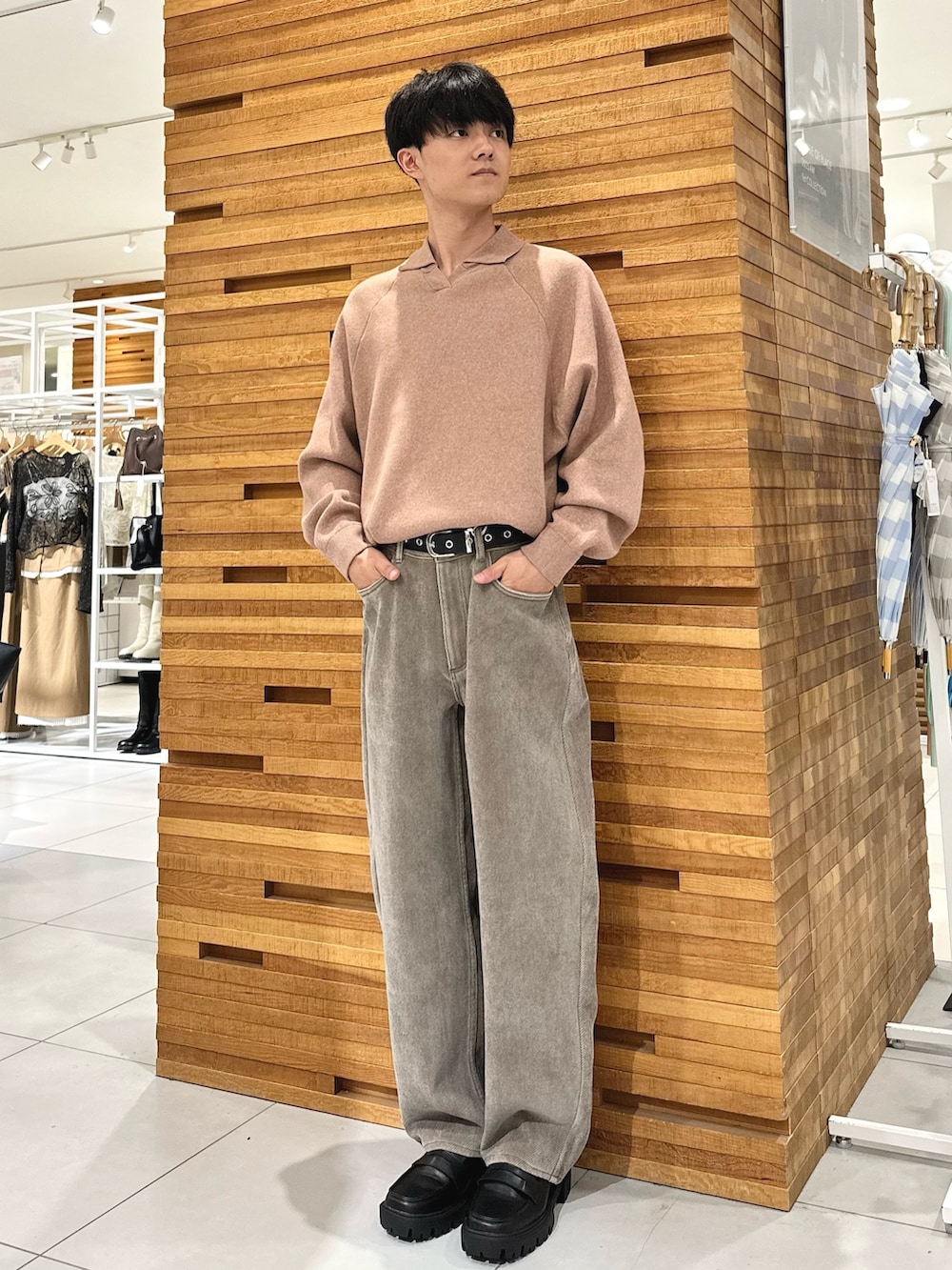 ブラウン系のその他パンツ、ブラック系のローファー、ピンク系のニット/セーターを着用したメンズの秋コーディネートの2枚目の写真