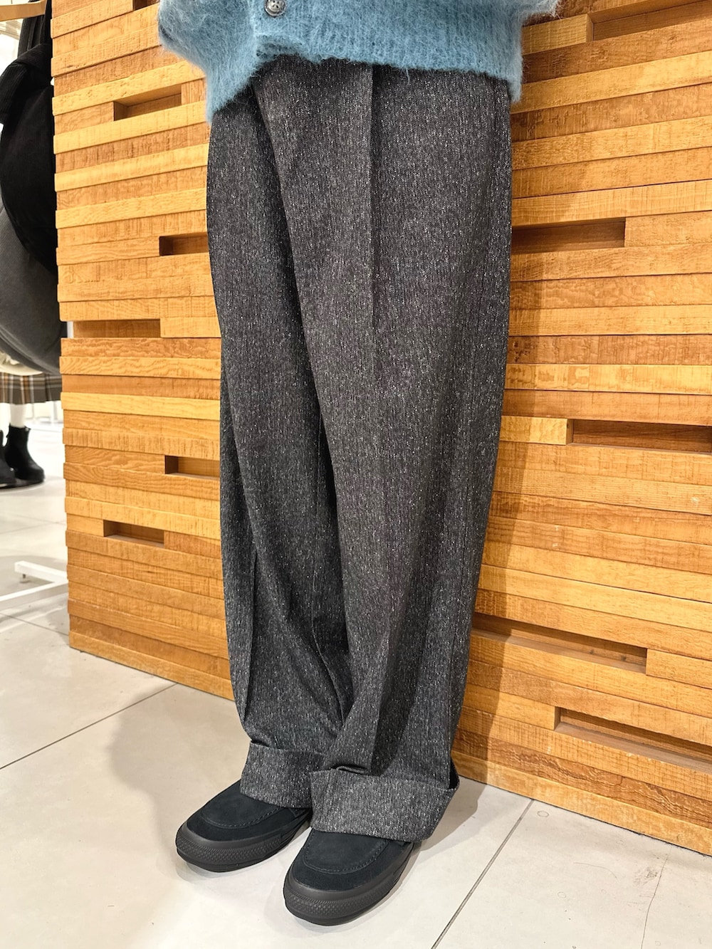 ホワイト系のシャツ/ブラウス、ブルー系のニット/セーター、ブラック系のスラックスを着用したメンズの秋コーディネートの5枚目の写真