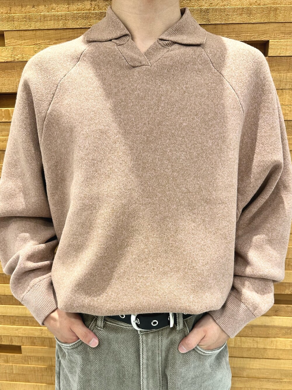 ブラウン系のその他パンツ、ブラック系のローファー、ピンク系のニット/セーターを着用したメンズの秋コーディネートの3枚目の写真