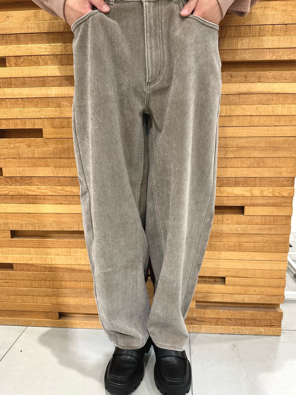 ブラウン系のその他パンツ、ブラック系のローファー、ピンク系のニット/セーターを着用したメンズの秋コーディネートの4枚目の写真