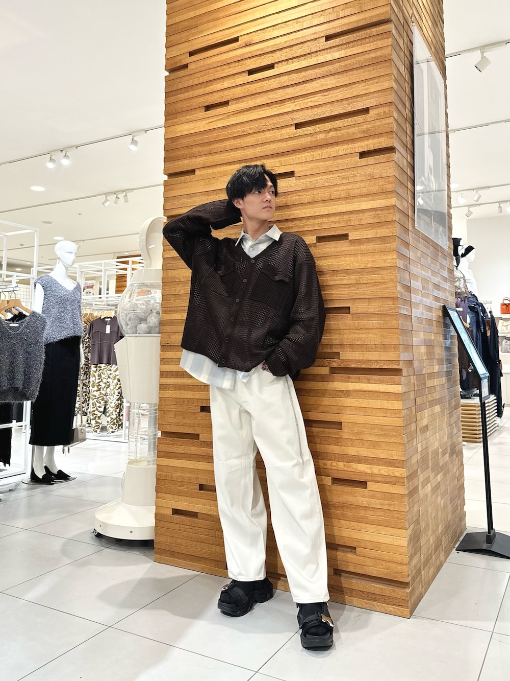 ホワイト系のシャツ/ブラウス、ブラウン系のカーディガン/ボレロ、ホワイト系のその他パンツを着用したメンズの夏コーディネートの2枚目の写真