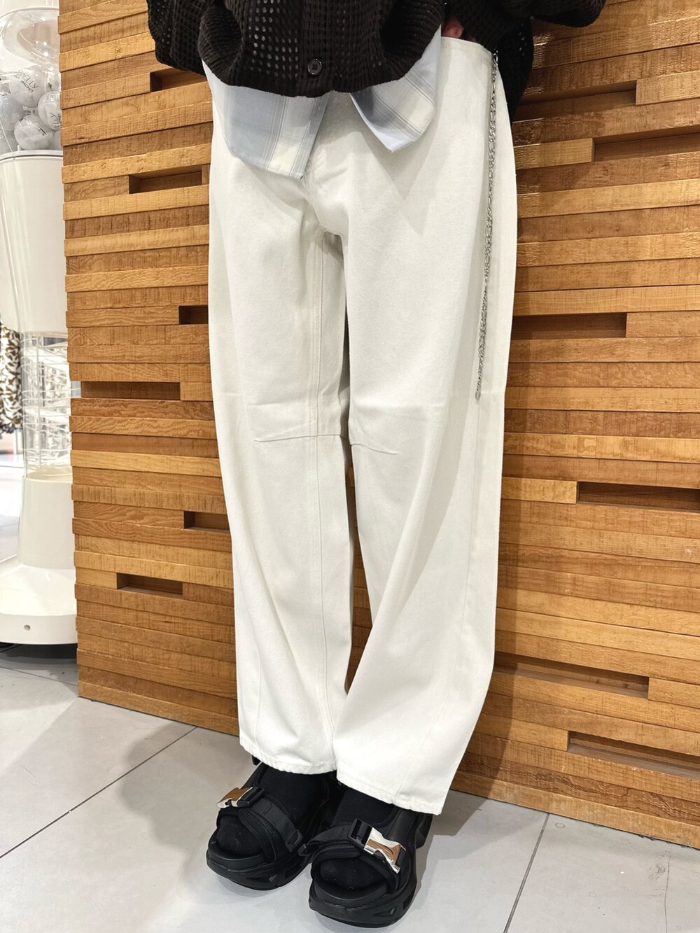 ホワイト系のシャツ/ブラウス、ブラウン系のカーディガン/ボレロ、ホワイト系のその他パンツを着用したメンズの夏コーディネートの4枚目の写真