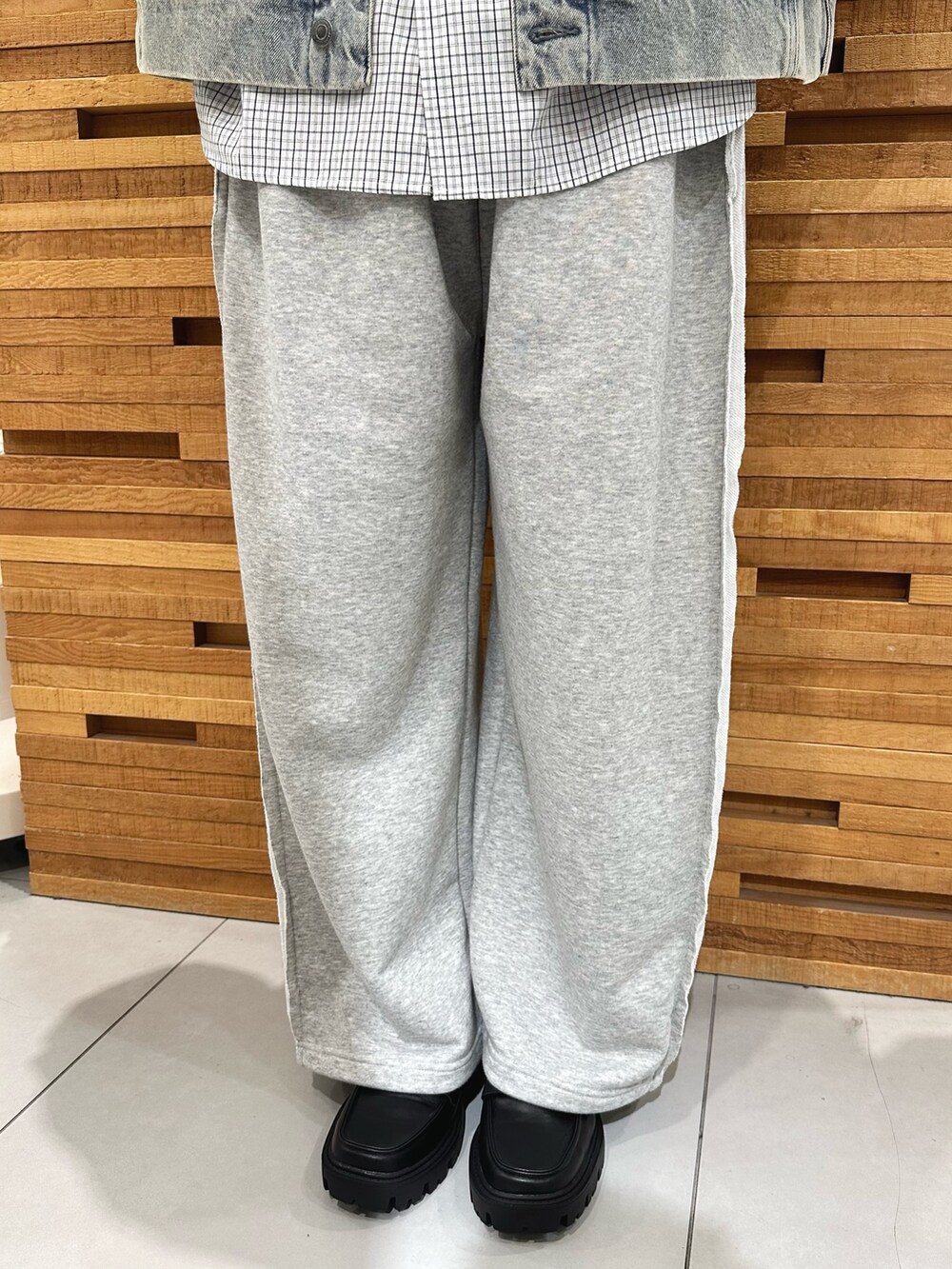 ホワイト系のシャツ/ブラウス、グリーン系のその他パンツ、ブラック系のローファーを着用したメンズの秋コーディネートの4枚目の写真