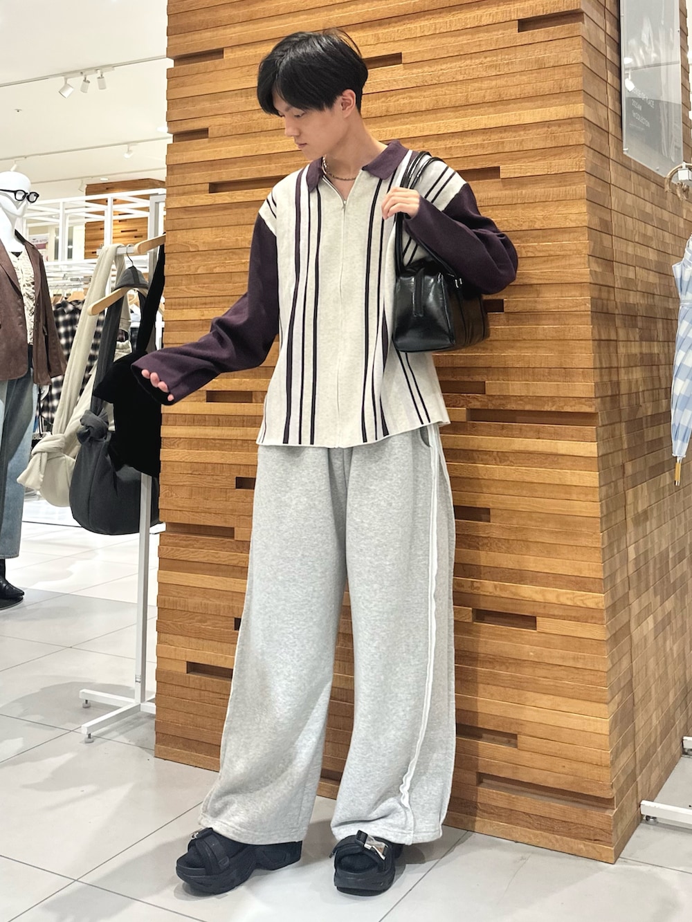 ホワイト系のニット/セーター、ブラック系のボストンバッグ、グリーン系のその他パンツを着用したメンズの秋コーディネートの3枚目の写真