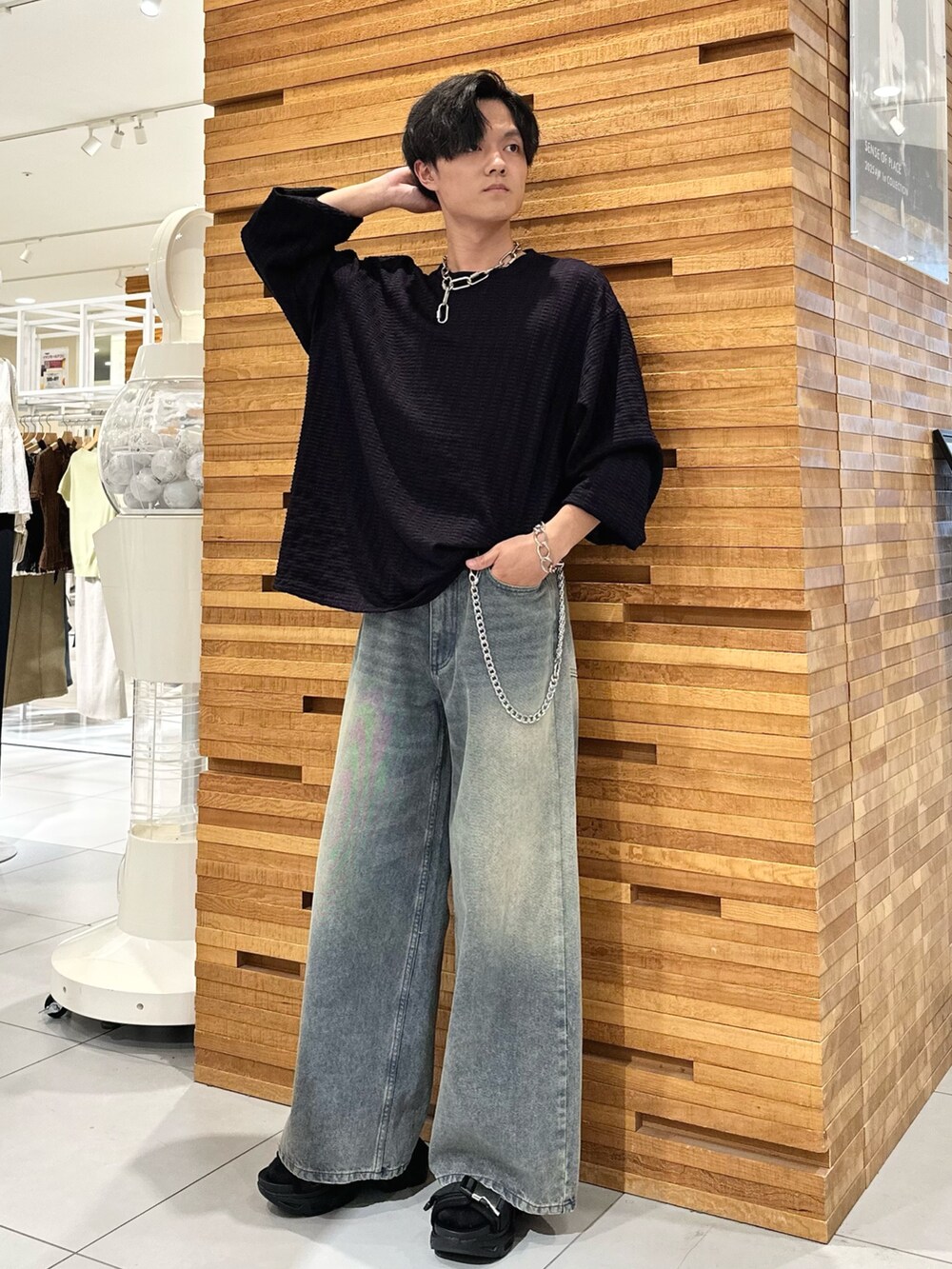 パープル系のTシャツ/カットソー、ブルー系のデニムパンツを着用したメンズの秋コーディネートの2枚目の写真